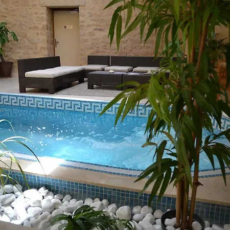 Hotel Les Feuilles D'acanthe 3*