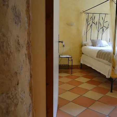 Hotel Les Feuilles D'acanthe 3*